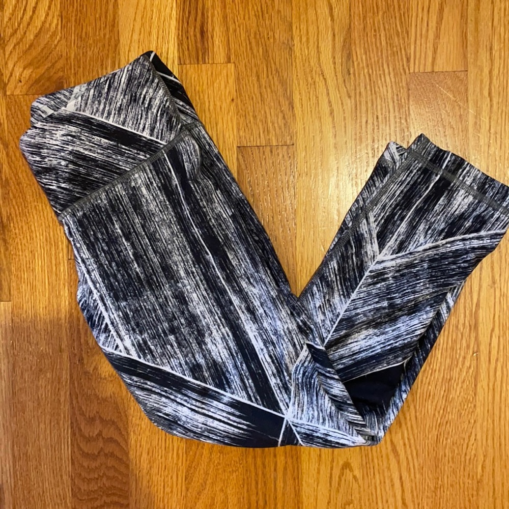 Patterned lululemon cropped leggings